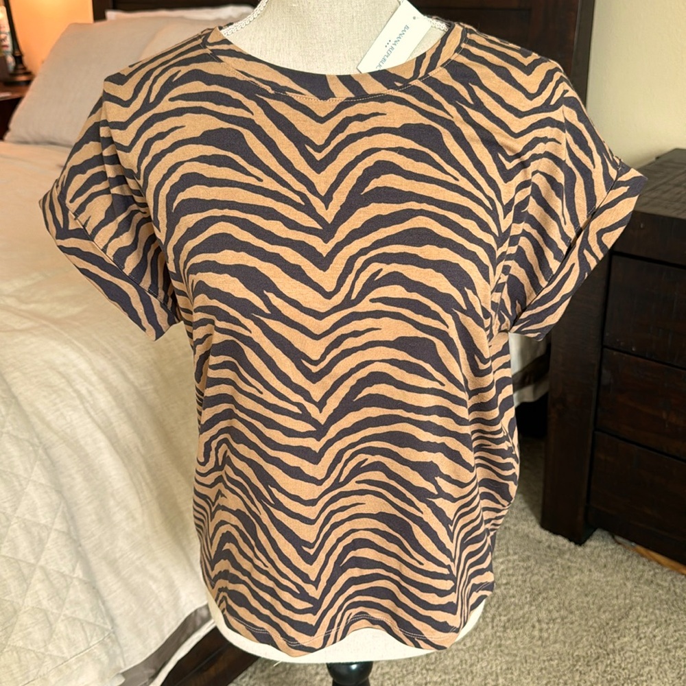 NWT XS Tiger Striped Cuffed Sleeve Crew 🐅